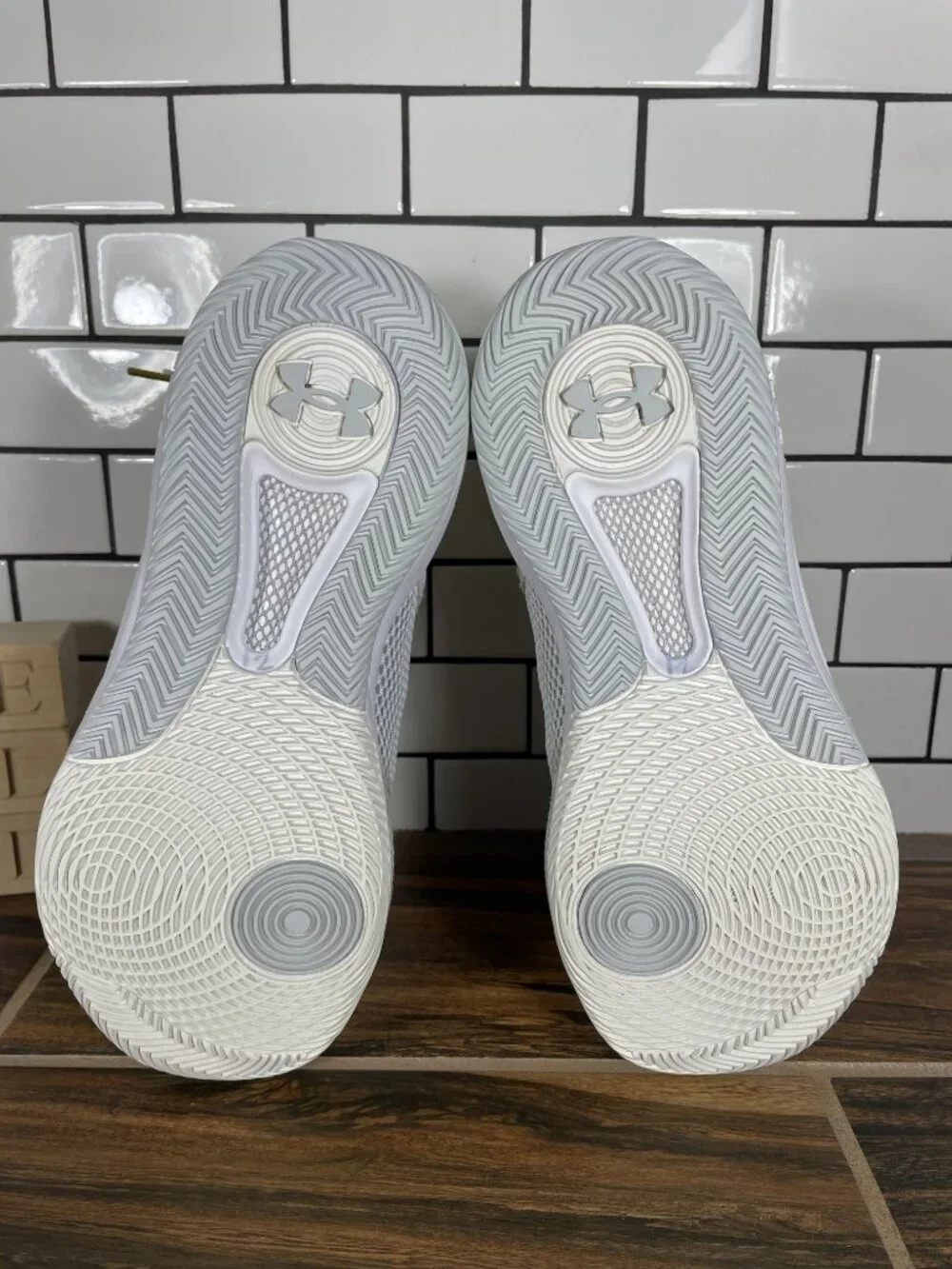 Under Armour HOVR Highlight Ace Shoes Womens Sz 9 White Gold Volleyball Sneakers